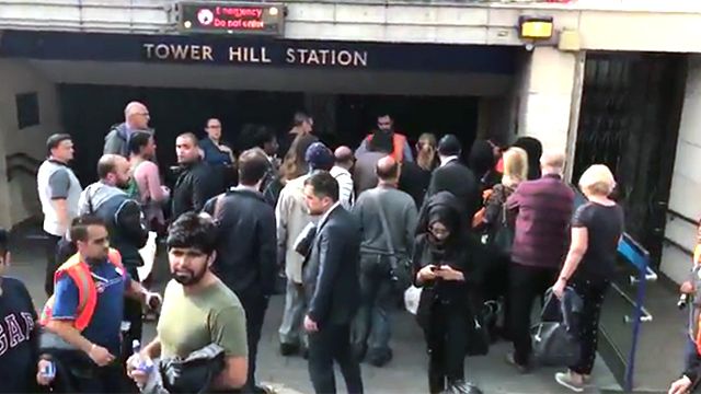 Видео: Жителей Лондона не пускают на станцию метро, где произошел взрыв