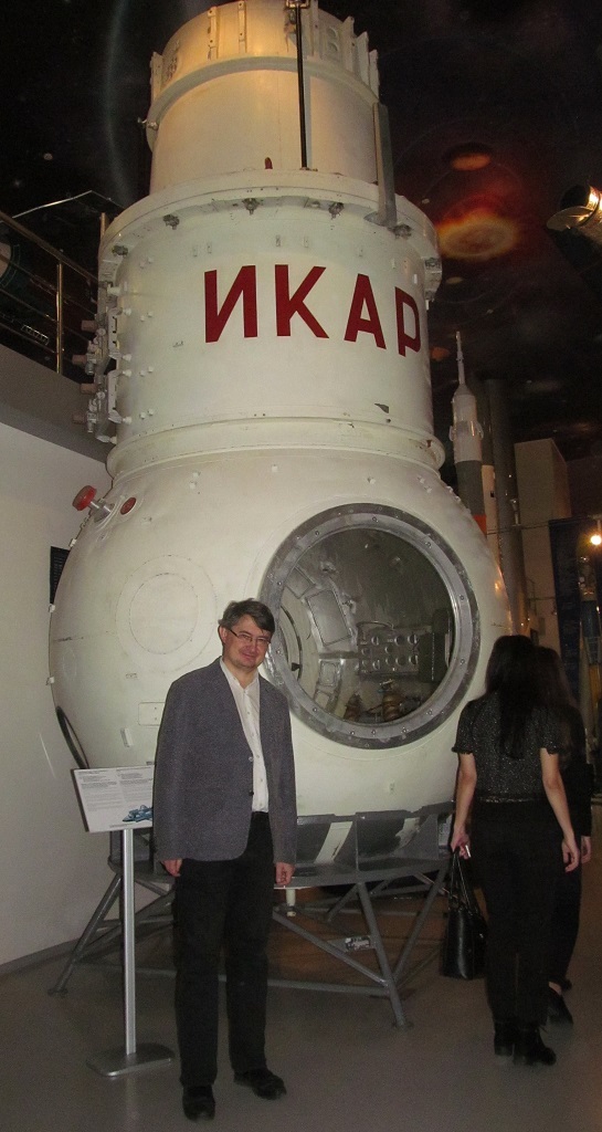 Автор статьи А. Первушин у стыковочного модуля «Икар» орбитального корабля «Буран» в Музее космонавтики в Москве. Фото сделал С. Тряпша 27 октября 2019 года - Полёт «Бурана» | Warspot.ru