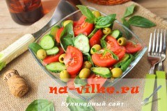 Салат овощной с пармезаном и оливками Салат овощной с пармезаном и оливками