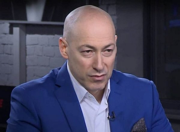 Пропагандист Порошенко - не очень умный, но старательный. Называет себя журналистом...
