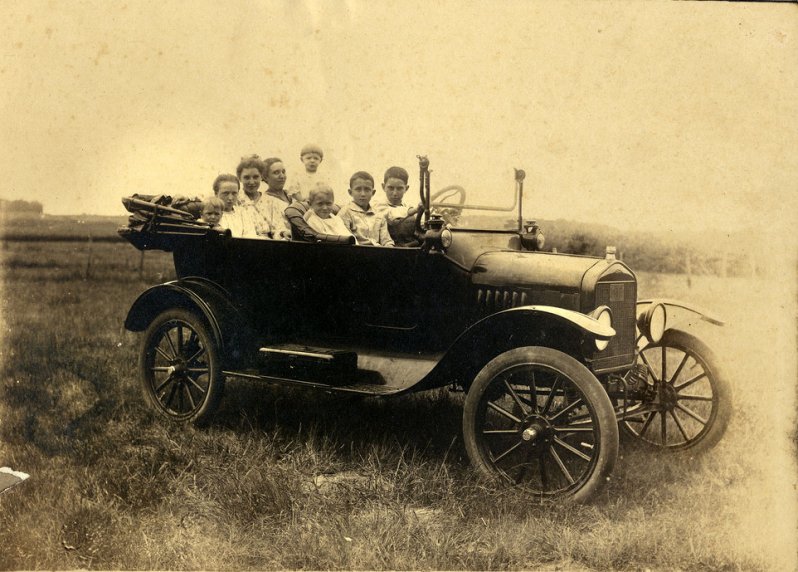 Семья в Ford Model T Семья в Ford Model T винтажные фото, история, олдтаймер, ретро, ретро авто, ретро фото, старина, фото