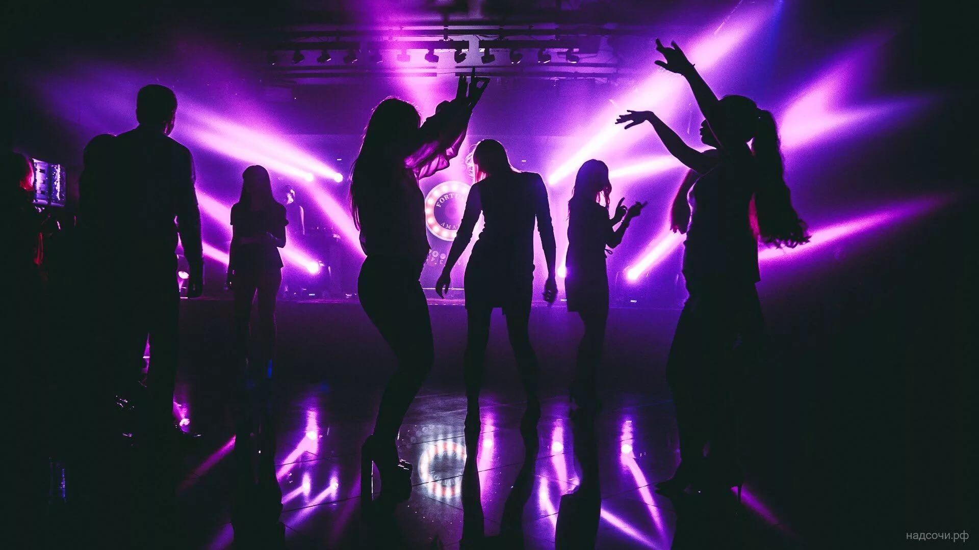 Отвязное секс порно шоу в музыкально-танцевальном заведении