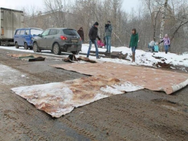 Когда власти не хотят ремонтировать дороги...