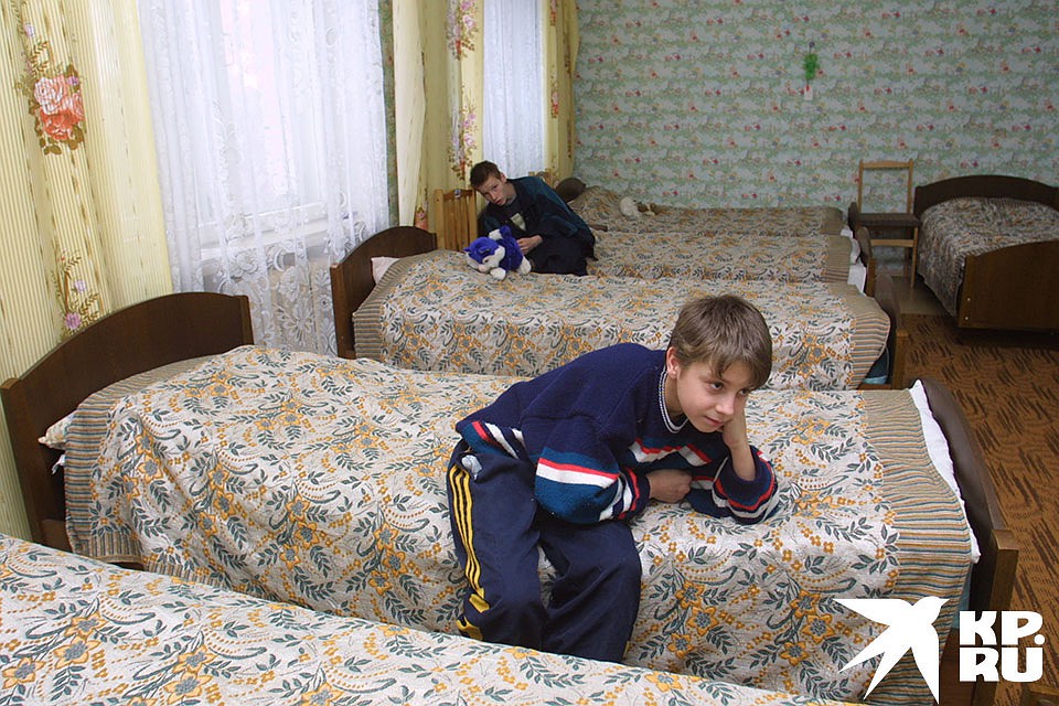 В детских домах оседают миллиарды, а до приемных семей доходят копейки