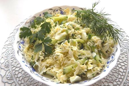 Фото к рецепту: Овощной салат из свежей капусты с огурцом и яйцами