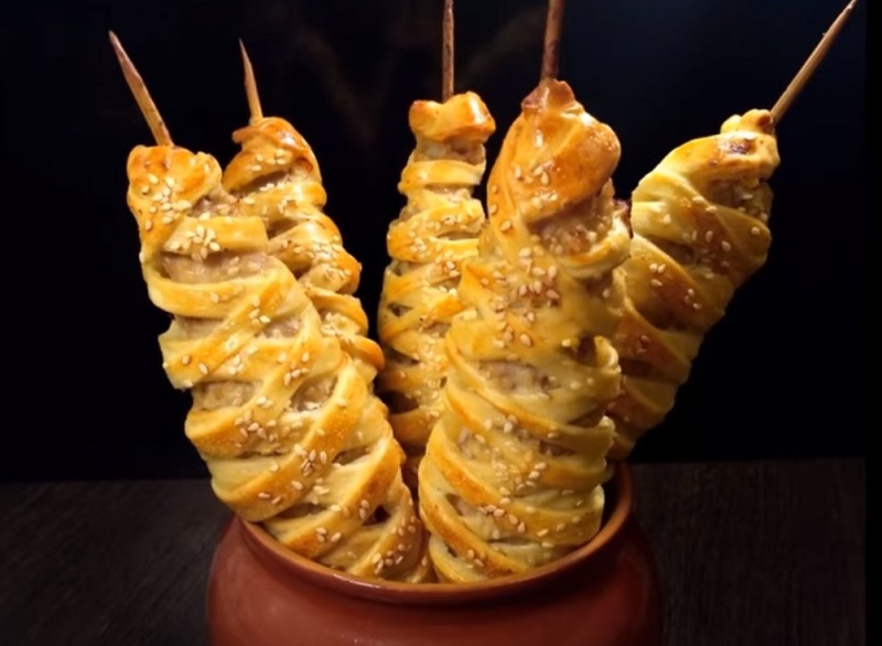 Потрясающее горячее блюдо к Новому году! Сочное мясо, хрустящее тесто, и всё это на деревянной шпажке… Потрясающее горячее блюдо к Новому году! Сочное мясо, хрустящее тесто, и всё это на деревянной шпажке…