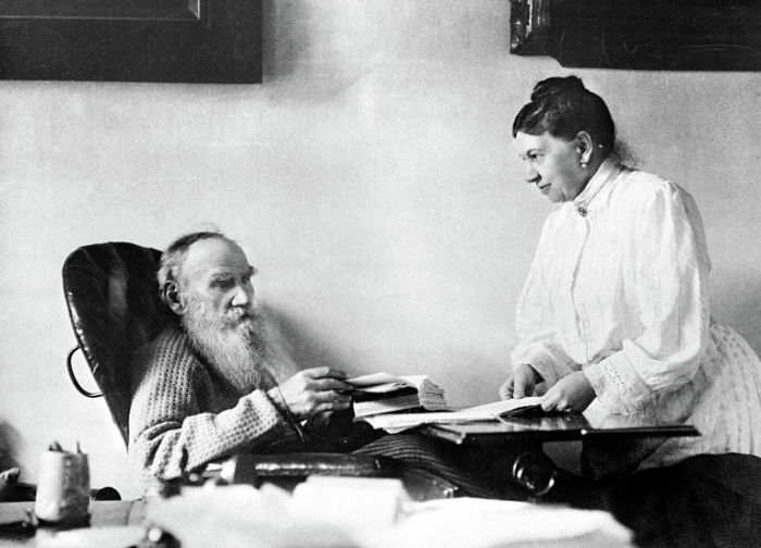 Лев Николаевич Толстой с женой Софьей Андреевной в Ясной Поляне. 1908 год. Лев Николаевич Толстой с женой Софьей Андреевной в Ясной Поляне. 1908 год.