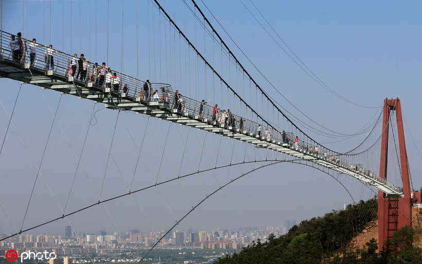 Толщина меньше коробка спичек: в Китае появился новый стеклянный мост над пропастью