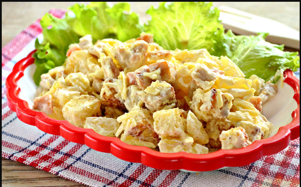Хрустящий салат с ананасами и курицей Хрустящий салат с ананасами и курицей