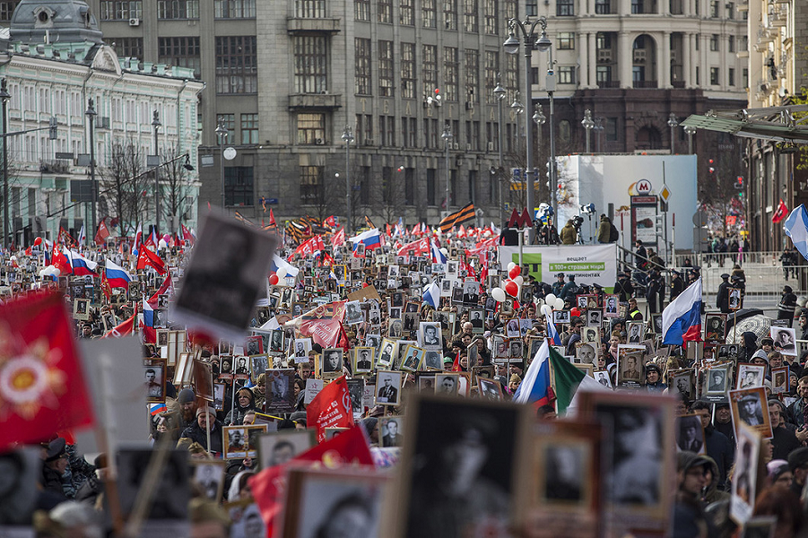 Бессмертный полк в Москве 9.05.17,Тверская, Влад Докшин, Новая газета.png