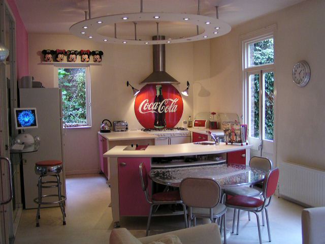 http://www.interiordesignpro.org/wp-content/uploads/2011/01/50s-style-Diner-Americana1.jpg