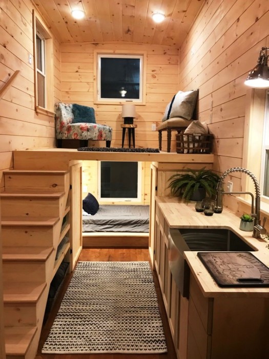 Под высоким подиумом получится уютная и уединенная спальня. | Фото: roomble.com. Под высоким подиумом получится уютная и уединенная спальня. | Фото: roomble.com.