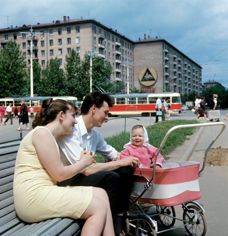 Семья в сквере на Ленинском проспекте, фото Якова Берлинера, 1969 год.jpg Семья в сквере на Ленинском проспекте, фото Якова Берлинера, 1969 год.jpg