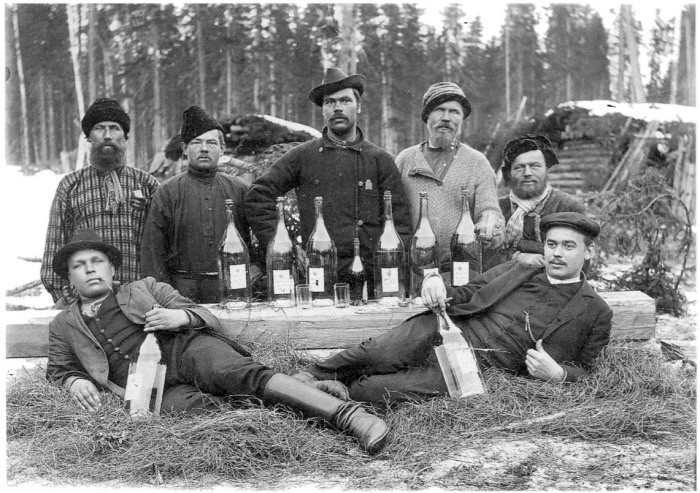 Групповой снимок лесозаготовителей. Архангельская губерния, Холмогорский уезд, 1910 год.