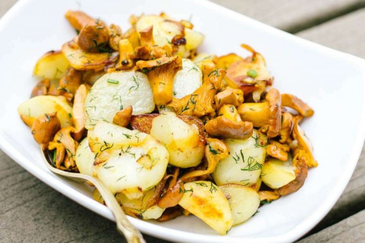 Жареная картошка с луком и лисичками