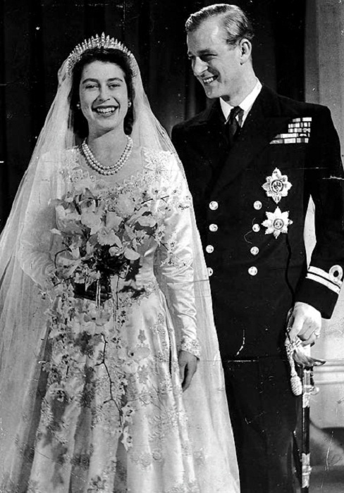 Елизавета II на свадьбе с принцем Филиппом в 1947 году Елизавета II на свадьбе с принцем Филиппом в 1947 году