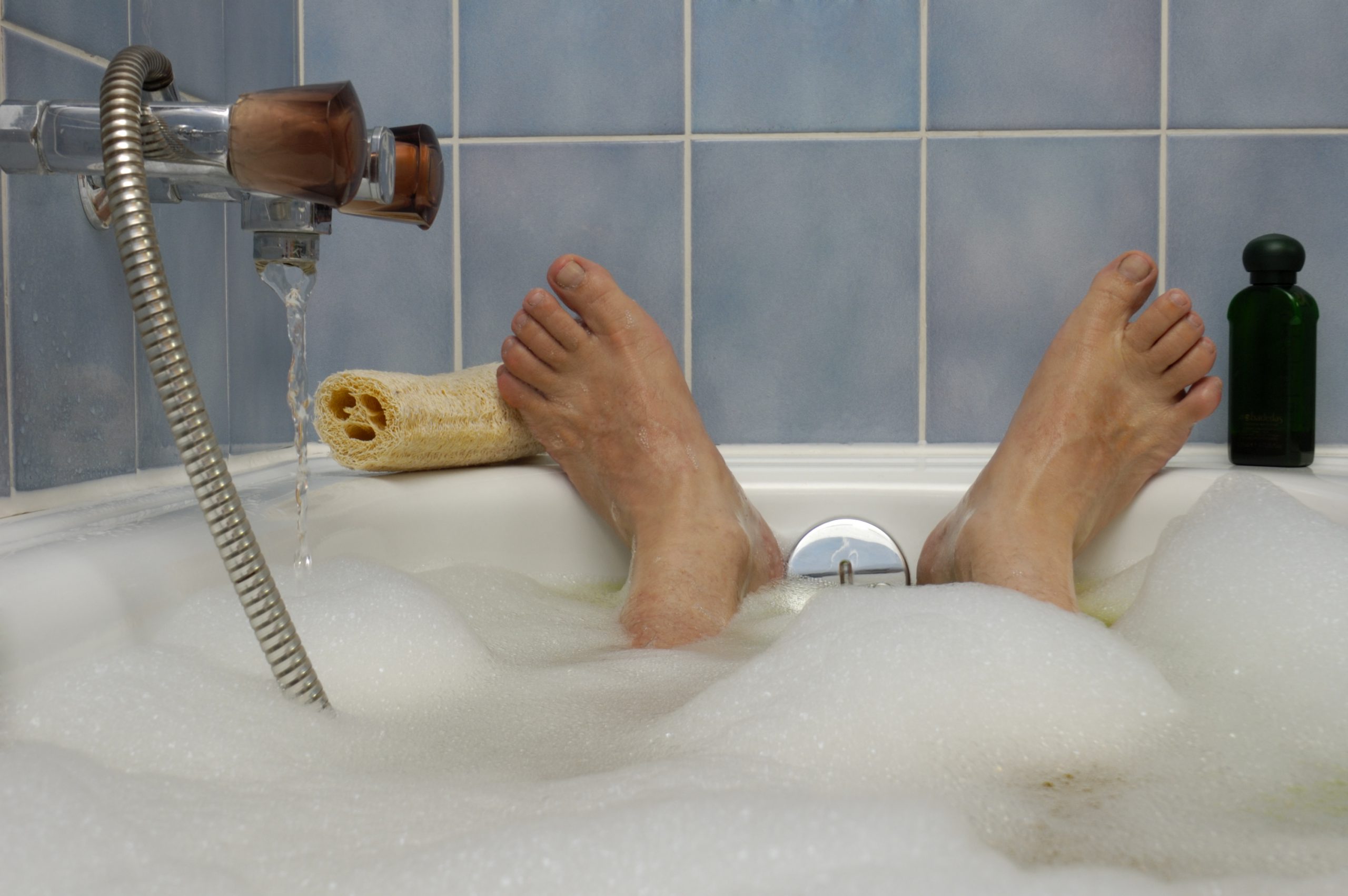 Мужские ноги в ванне