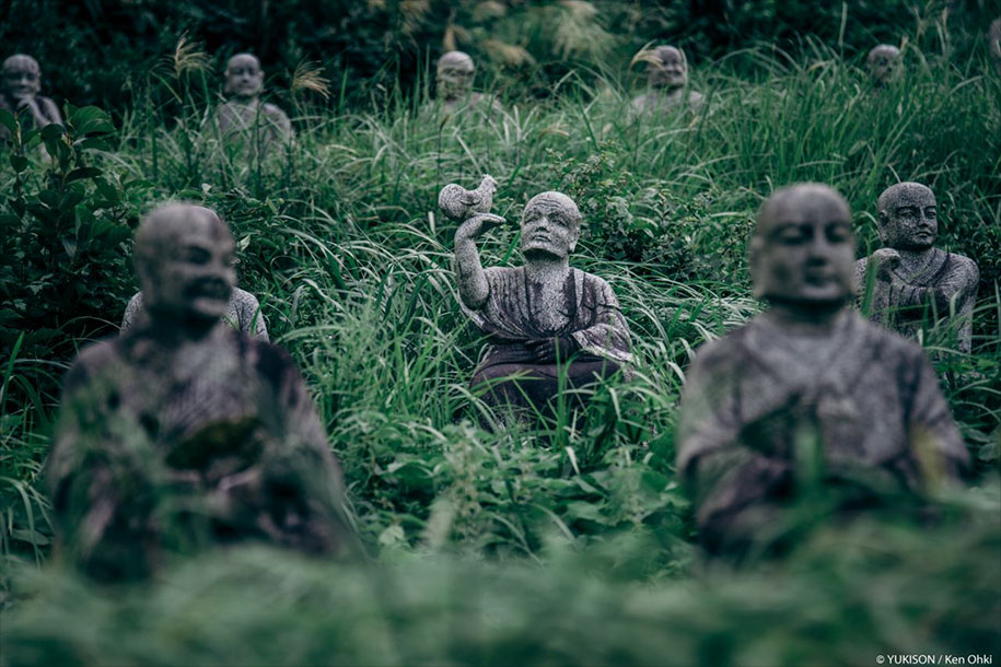 Жутковатая японская деревня, где живут одни статуи