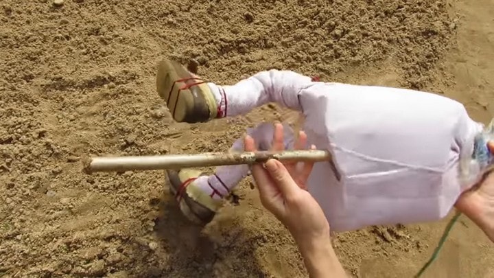 Крутая самоделка из старой детской одежды и цемента