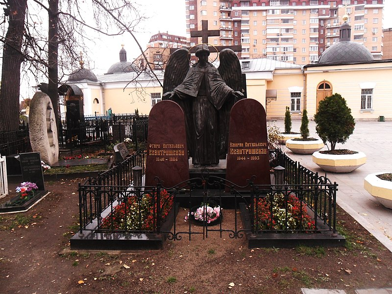 Отари и его брат Амиран (тоже известный авторитет) лежат вдвоем на Ваганьковском
