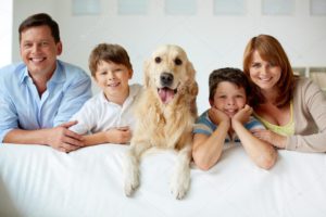 depositphotos_38917125-stock-photo-happy-family-with-dog Собака как член семьи