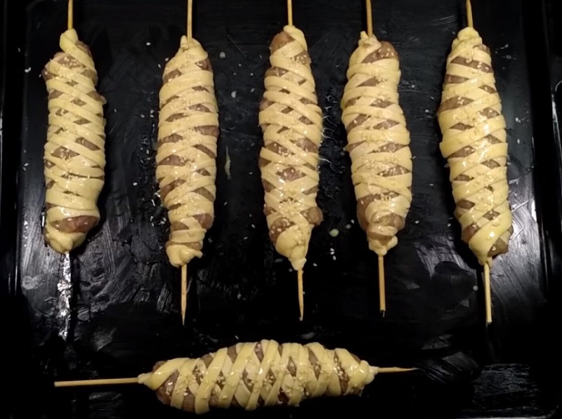 Потрясающее горячее блюдо к Новому году! Сочное мясо, хрустящее тесто, и всё это на деревянной шпажке… Потрясающее горячее блюдо к Новому году! Сочное мясо, хрустящее тесто, и всё это на деревянной шпажке…