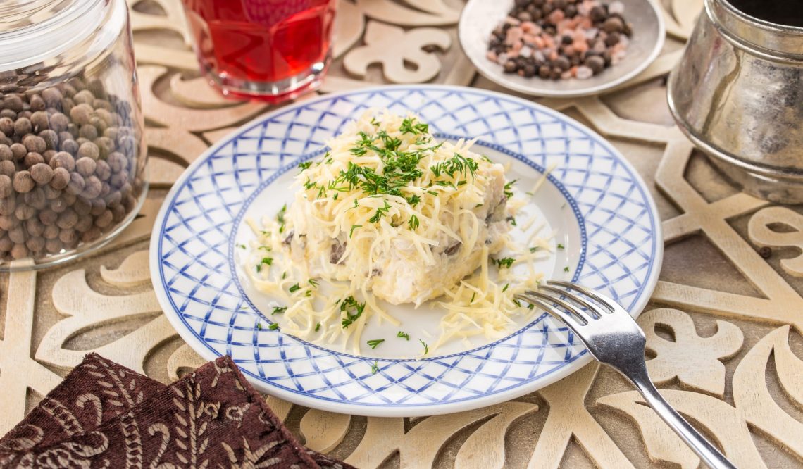 Слоёный салат с шампиньонами, картошкой и сыром