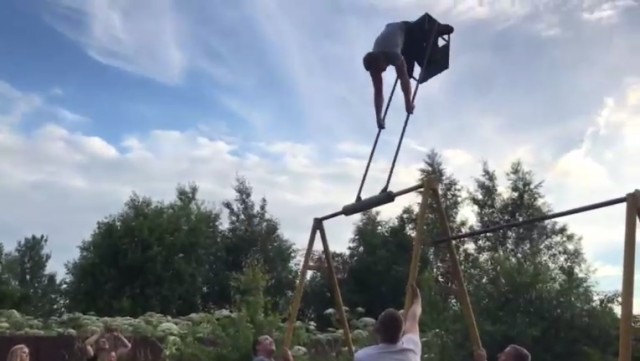 Держите, она шатается Держите, она шатается