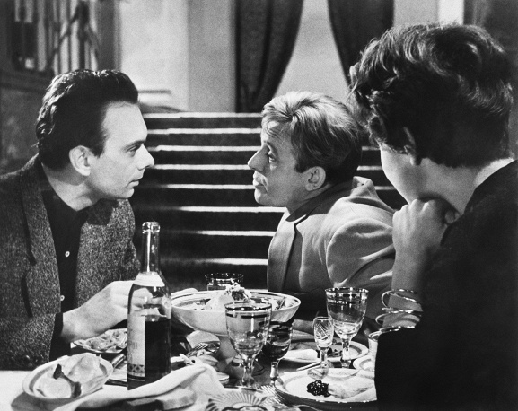 С Иннокентием Смоктуновским в фильме "Девять дней одного года", 1964 год. Баталов сначала отказывался от роли физика-ядерщика, но режиссер Михаил Ромм пристыдил его. "Ромм был искренне возмущен моим равнодушием к проблемам термоядерной физики", - писал актер в воспоминаниях
