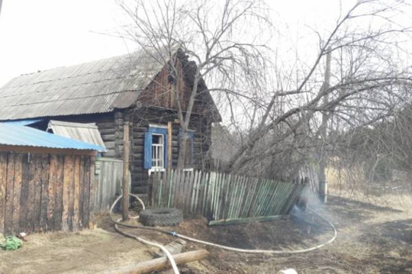 В Алзамае бдительная соседка спасла от пожара несколько домов