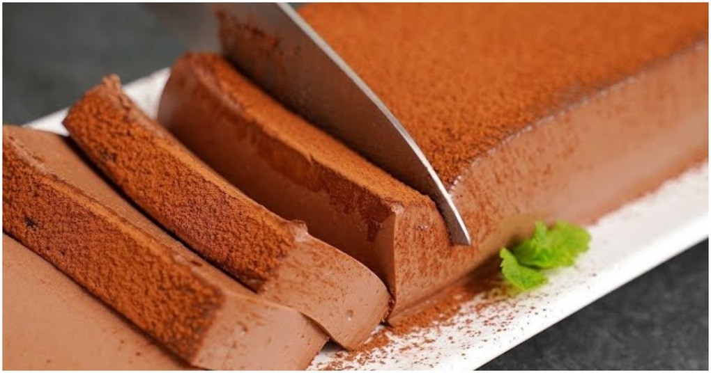 Шоколадный десерт без выпечки из 4-х ингредиентов — идеальный вариант для летней жары