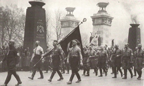 Куда исчезла главная «святыня» нацистов «кровавый флаг»: