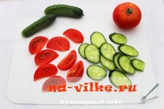 Салат овощной с пармезаном и оливками Салат овощной с пармезаном и оливками