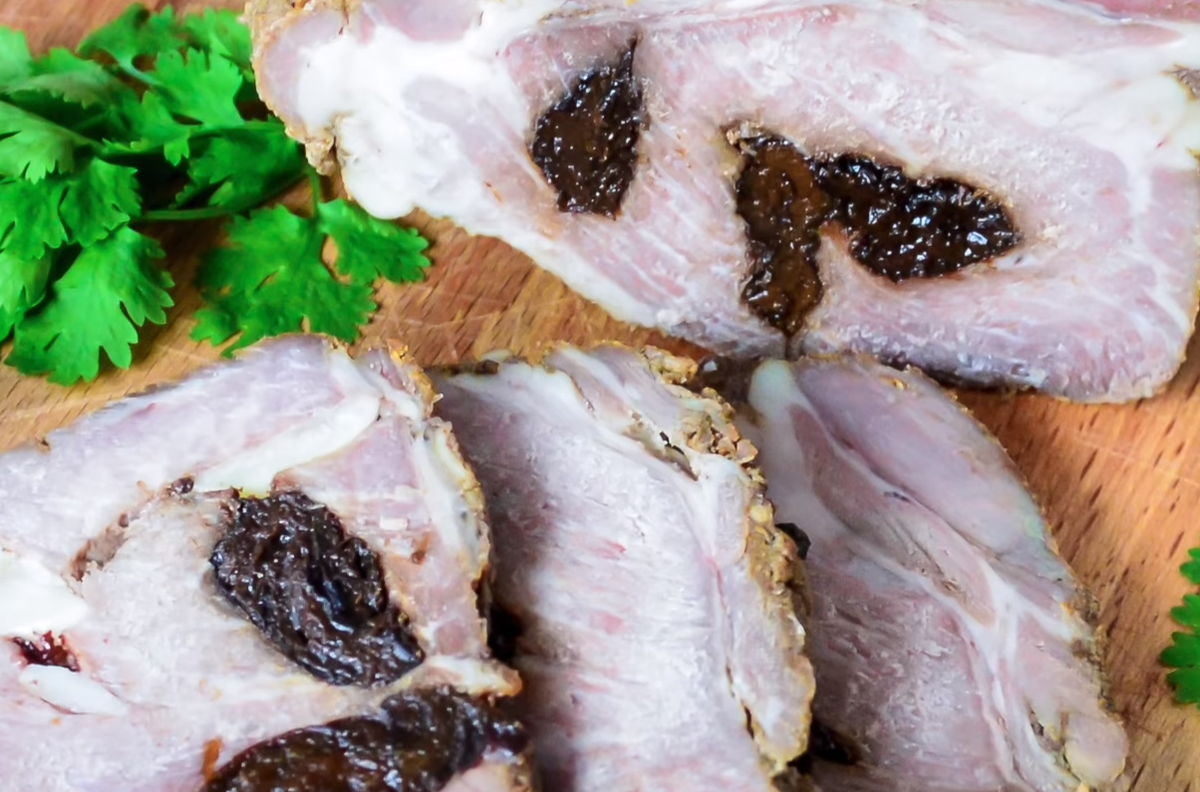 Вот так выглядит мясо после запекания и остывания, употребляю его в холодном виде, делая с ним бутерброды:)