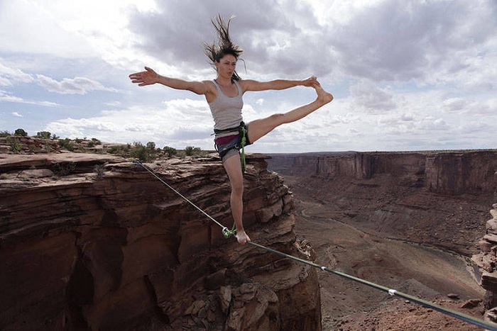 Slackline - вид спорта, который подразумевает ходьбу по натянутой стропе. Slackline - вид спорта, который подразумевает ходьбу по натянутой стропе.