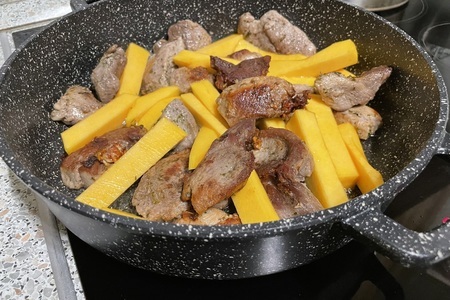 Фото к рецепту: Тыква с мясом на сковороде