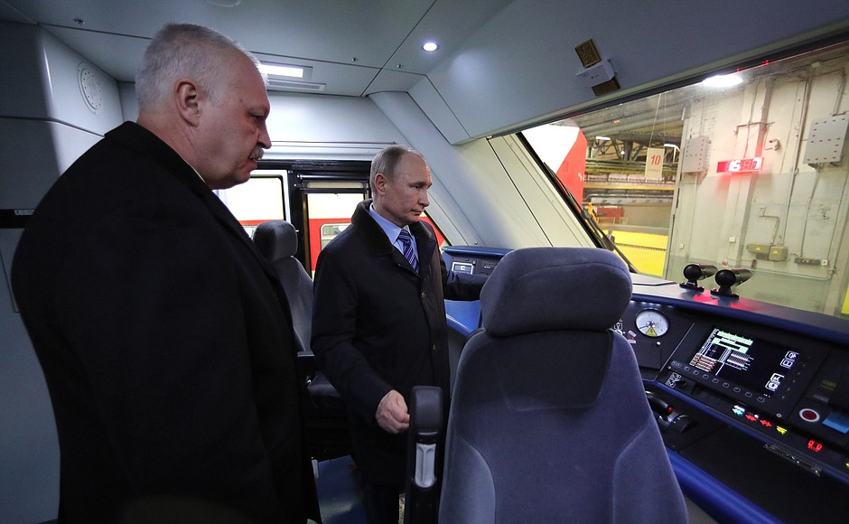 Во время посещения Тверского вагоностроительного завода.