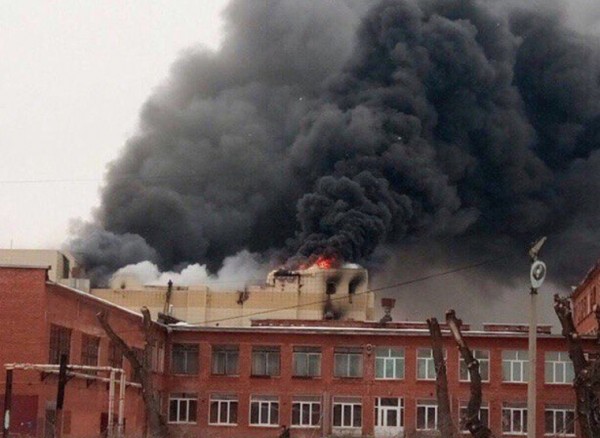 Первые секунды эвакуации кемеровчан из сгоревшей «Зимней вишни» (ВИДЕО)