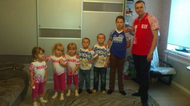 После смерти жены 31-летний Антон в одиночку растил 6 детей. После смерти жены 31-летний Антон в одиночку растил 6 детей.