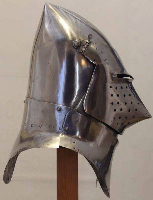 «Большой бацинет» из Музея Армии в Париже. Ок. 1400 – 1420 гг. «Большой бацинет» из Музея Армии в Париже. Ок. 1400 – 1420 гг.