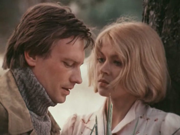Юозас Киселюс и Лилита Озолиня в фильме "Долгая дорога в дюнах" (1981)