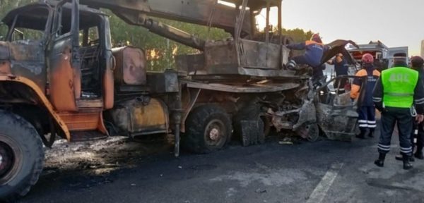 Под Екатеринбургом грузопассажирская "Газель" влетела в автокран