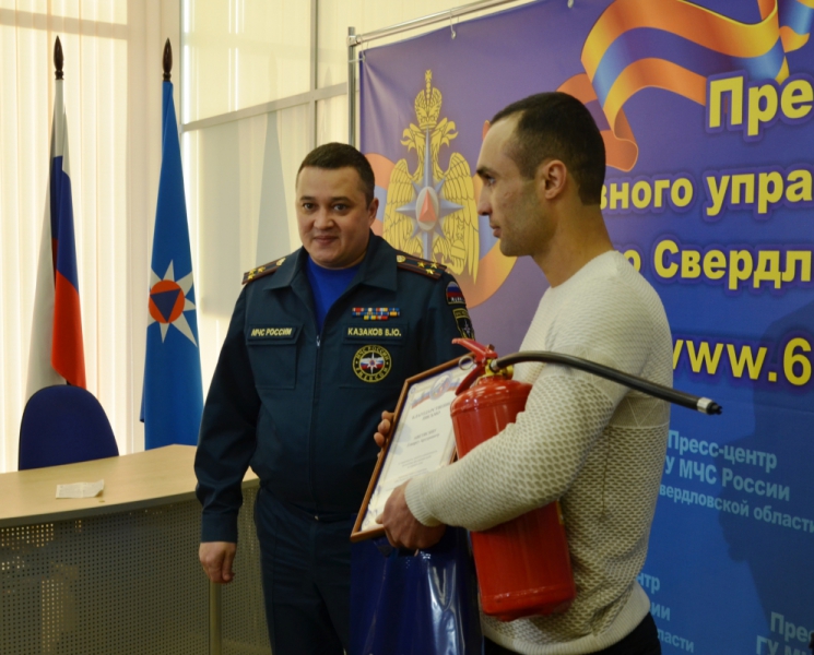 Жена екатеринбуржца, награжденного огнетушителем за героизм, обвинила его в домашнем насилии
