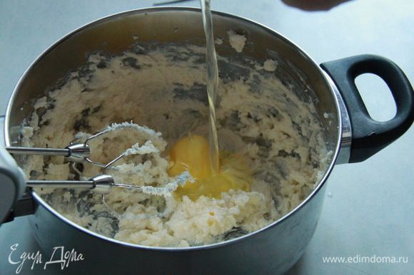 Миксером растереть масло с сахаром до размягчения и красивой пышности.