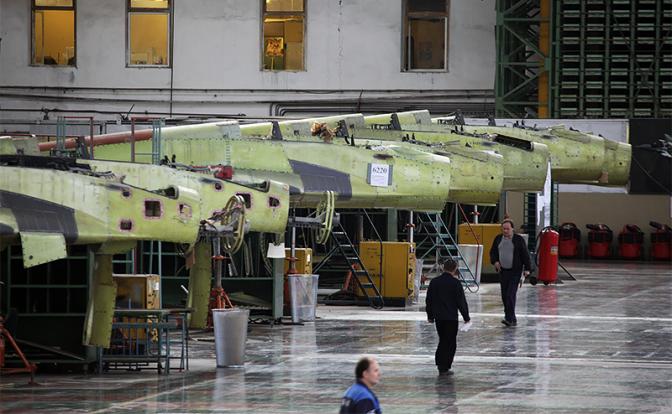 На фото: в цехе сборки истребителя МиГ-29К/КУБ в Российской самолетостроительной корпорации "МиГ"