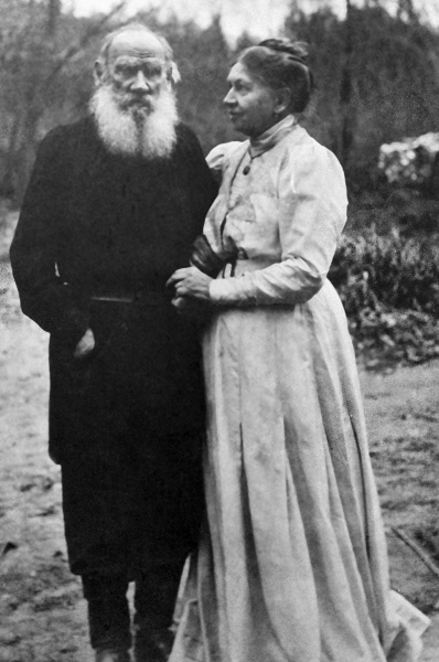 Писатель Лев Николаевич Толстой с женой Софьей Андреевной, 1910 год Писатель Лев Николаевич Толстой с женой Софьей Андреевной, 1910 год