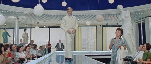 Манекенщик в СССР — это разнорабочий последнего разряда. То есть существо без профессии, статуса и смысла.