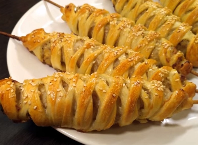 Потрясающее горячее блюдо к Новому году! Сочное мясо, хрустящее тесто, и всё это на деревянной шпажке… Потрясающее горячее блюдо к Новому году! Сочное мясо, хрустящее тесто, и всё это на деревянной шпажке…