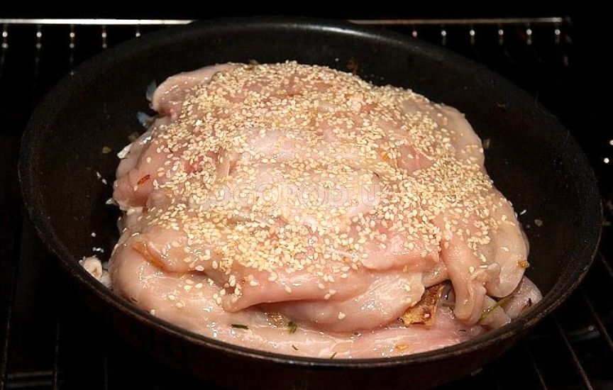 Верхний слой должен быть мясным. Смажьте его яйцом и посыпьте кунжутом Верхний слой должен быть мясным. Смажьте его яйцом и посыпьте кунжутом