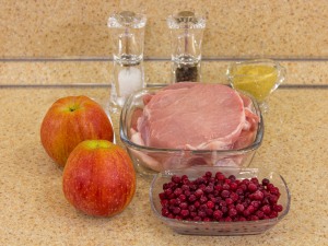 Свинина, запеченная с яблоками и брусникой. Ингредиенты